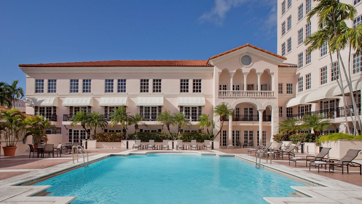 Piscina y fachada del Hyatt Regency Coral Gables